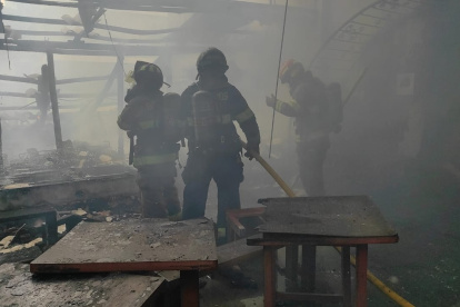Tareas. Miembros del Cuerpo de Bomberos acudieron a atender una emergencia en el centro de Quito.