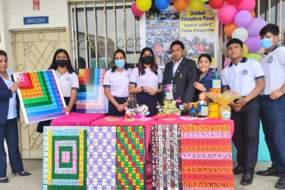 Los estudiantes del colegio Canal de Jambelí muestra el material que elaboraron.