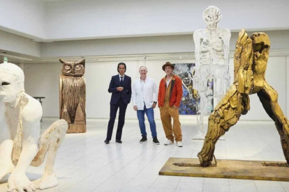 Brad Pitt (derecha) sorprende al público con una faceta poco conocida.