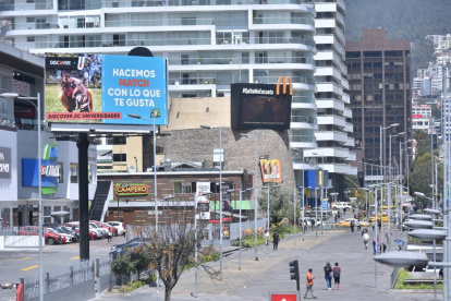 Juntas. En la avenida Naciones Unidas las pancartas son dispuestas indistintamente, incluso hay carteles que penden de postes y paredes.