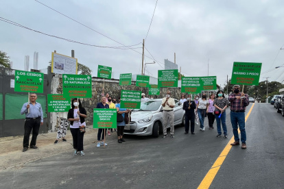Los residentes de Los Ceibos acompañaron con pancartas la protesta.