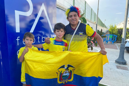Darwin Bermeo, junto a sus hijos Gabriel y Elías llegaron desde Noruega para ver el partido en Murcia.
