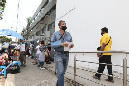 Tomás Arellano, afiliado al IESS, lleva más de un año esperando que le realicen una operación del hombro.