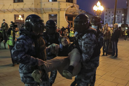 Una persona es detenida, mientras protestaba en Rusia por el llamado de Putin a la movilización parcial de los reservistas para ir a Ucrania.