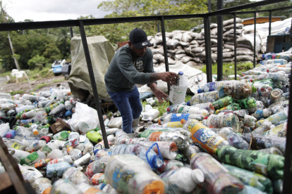 Salvador Salas estiba botellas llenas de plástico reciclable, el 9 de septiembre de 2022, en Ciudad de Panamá (Panamá). Bienvenido Velasco /EFE