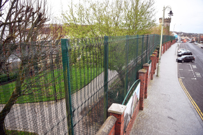 Una vista general sobre el "Muro de la Paz", que separa los barrios católicos republicanos y nacionalistas de los barrios protestantes leales y unionistas en Bishop Street en Londonderry, Irlanda del Norte en marzo de 2019. EFE/Archivo
