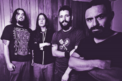 La banda está conformada por Santiago Romero (voz), Mauricio Vega (bajo), Juan Pablo Flores (guitarra) y Juan David Cevallos (batería).