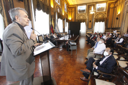 Exposición. Melvin Hoyos resaltó la obra escrita por el historiador Julio Estrada Ycaza, motivo del conversatorio.