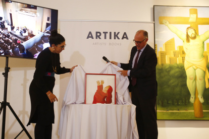 Medellín. Marc Buil, director de la editorial, muestra libro.