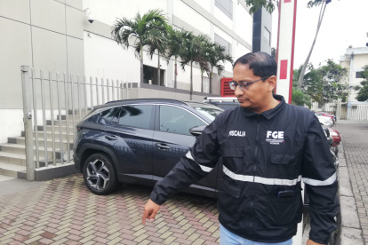 El fiscal Cesar Peña en el lugar donde fue encontrada el arma de juguete que lanzaron personas que se movilizaban en moto esto.