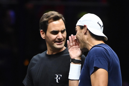 El jugador suizo Roger Federer (L) y el jugador español Rafa Nadal (R) durante una sesión de práctica del equipo de Europa en Londres, Gran Bretaña.