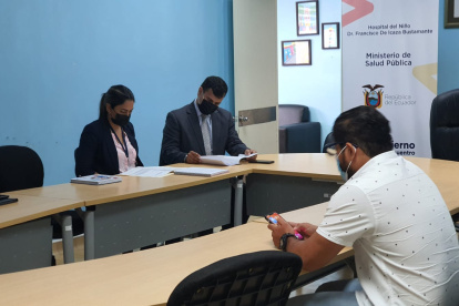 El delegado de la Defensoría en Guayas, Francisco Del Pozo, llegó a la unidad hospitalaria para realizar un recorrido en las bodegas.