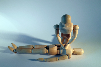 El miedo o morbo suelen aparecer en la escena de un crimen, es mejor ayudar si puede hacerlo.