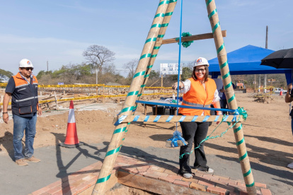 Ceremonia de colocación de la primera piedra del plan habitacional con contenedores de la Espol.