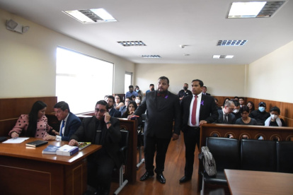 El proceso en contra del oficial se da en ausencia de él. Su abogado, Edison Burbano Portillo, lo representa.