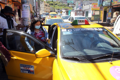 Amarillos. Los vehículos legales se estacionan en la avenida Maldonado o Simón Bolívar, mientras que los ilegales deambulan buscando oportunidad o se ponen en calles próximas