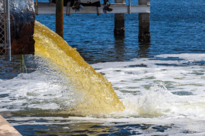 Contaminación. Agua sin tratar llega al océano, en Galápagos.