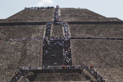 Imagen de archivo de cientos de personas en la zona arqueológica de Teotihuacán (México). EFE/Madla Hartz