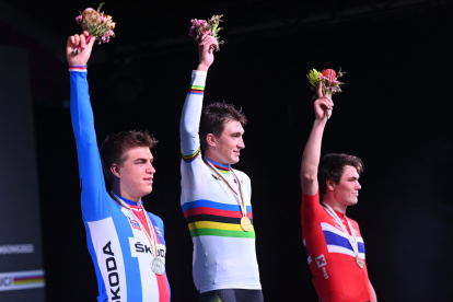 Yevgeniy Fedorov (c) comandó la clasificación final de la competencia.