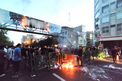 Manifestantes se enfrentan a la policía durante una protesta tras la muerte de Mahsa Amini, en Teherán este 21 de septiembre. EFE/EPA/STR