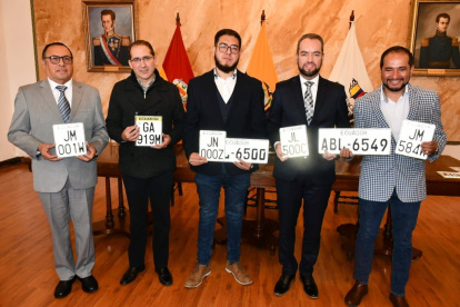 Escenario. Las autoridades se dieron cita en la provincia de Azuay para la entrega de 3.500 distintivos vehiculares.