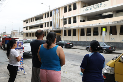 Guayaquil. Tras enterarse de lo ocurrido, varios padres acudieron hasta el plantel para esperar a sus hijos.