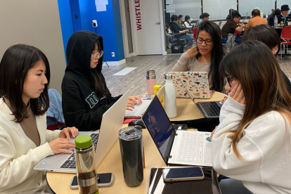 Situación. Con visa de estudios (no para estudiar inglés) en Canadá solo pueden trabajar 20 horas semanales.