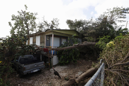 Fotografía de archivo donde se muestra una casa destrozada por el paso del huracán Fiona por el barrio Punta Diamante en Ponce, Puerto Rico.