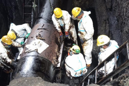 Labor.- Los trabajos de arreglo en la tubería en el Terminal Balao, en Esmeraldas.