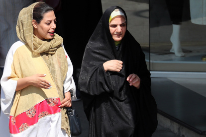 Dos mujeres iraníes caminan por una calle de la ciudad de Teherán, el 19 de septiembre.