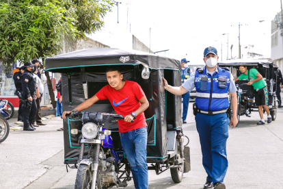 Un agente de tránsito retira de circulación una tricimoto, pero de manera momentánea.