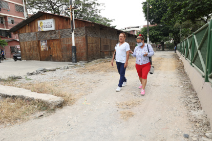 Los habitantes de Sauces 4 caminan por calles dañadas
