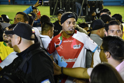 El exfutbolista brasileño Ronaldinho Gaúcho fue registrado este sábado, 24 de septiembre, al saludar, al final de un partido de exhibición en el marco del torneo infantil Sur Cup Internacional, en el Estadio Jocay, en Manta (Ecuador)