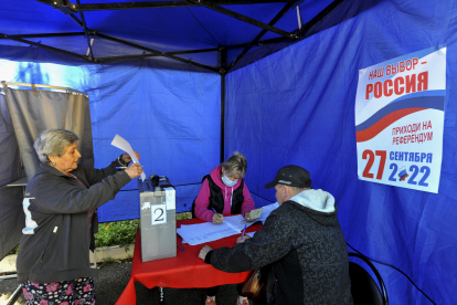 Refugiados de Ucrania de la región de Rostov votan durante un referendo de anexión a Rusia de las zonas ocupadas miltarmente por este país.