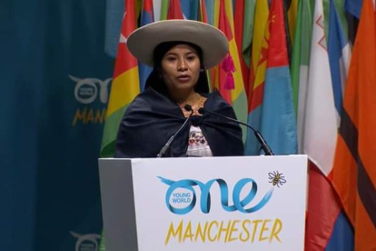 La ingeniera agropecuaria Janeth Bonilla, del pueblo kichwa cotacachi, durante una presentación