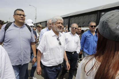 El ministro de Comercio, Industria y Turismo de Colombia, Germán Umaña (C), visita hoy la frontera en entre Colombia y Venezuela.