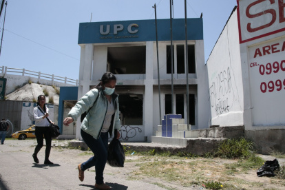 1. Apuro. La gente cruza rápido por esa zona por temor a ser asaltada.