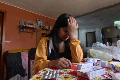 Dolencias. Las crisis de la miastenia gravis no tienen tiempo ni espacio. Su medicación es a diario para controlar que en aquellos transes pueda perder la vida por un parocardiaco o falta de oxigeno.