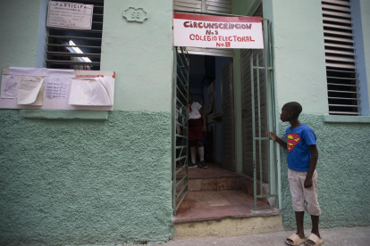 Un niño observa hacia el interior de un colegio electoral durante la votación por el referendo sobre el nuevo código de familia hoy, en La Habana (Cuba).