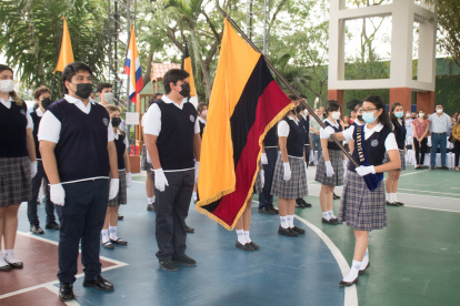 Andrea Álava, abanderada del Liceo Panamericano, realiza la cobijada de la bandera.