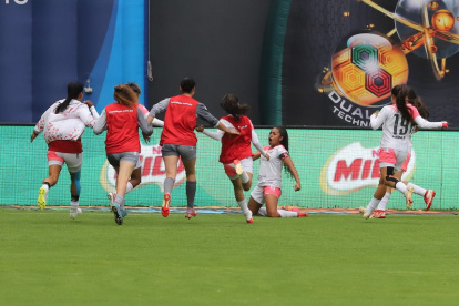 Las jugadoras de Ñañas festejan juntas el término del partido que las proclamó como las nuevas campeonas. Jugará la Libertadores.
