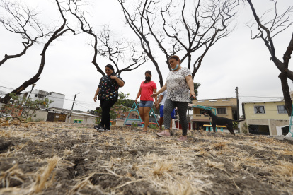 Los vecinos caminan por el piso de tierra cuarteada del parque que tratan de recuperar a través de la autogestión.