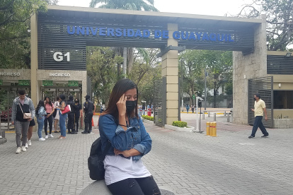 La dramatización ilustra la situación de alumnos que piensan en desertar o reprueban en la fase inicial de su carrera.