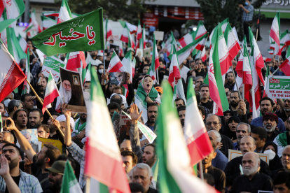 Cientos de manifestantes progubernamentales participan en una concentración en Teherán, este domingo 25 de septiembre.