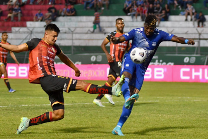 Los millonarios ganaron en Portoviejo y no se bajan de la pelea por la etapa.