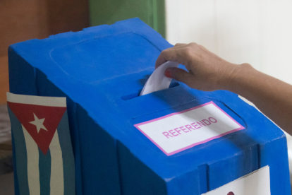 Detalle de la mano de una persona al ejercer su derecho al voto, durante el referendo sobre el nuevo código de familia, en La Habana (Cuba).