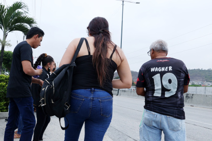 Familiares de las víctimas llegaron a la morgue para retirar los cuerpos de sus seres queridos. Estaban consternados