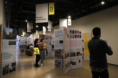 Ciudad de México. Varias personas observan parte de las propuestas finalistas y premiadas en la XII Bienal Iberoamericana de Arquitectura y Urbanismo.