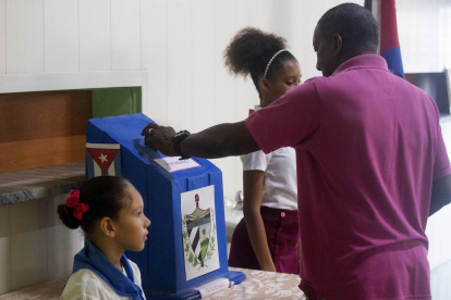 Un hombre ejerce su derecho al voto ayer durante la jornada de votaciones, en el marco del referendo sobre el nuevo código de familia, en La Habana (Cuba).