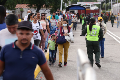 Personas caminan durante la reapertura de frontera entre Venezuela y Colombia hoy en el Puente Simón Bolivar (Venezuela). De ambos lados de la frontera, tanto las autoridades como los ciudadanos han manifestado su intención de que la reapertura total suponga un cambio positivo para sus vidas, por lo que creen que el regreso del transporte de carga empezará a revitalizar regiones golpeadas por un comercio disminuido a mínimos históricos durante los últimos siete años. EFE/Rayner Peña